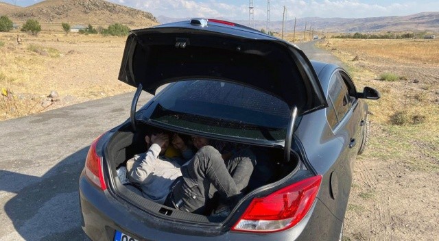 Otomobil bagajından 3 Afgan çıktı