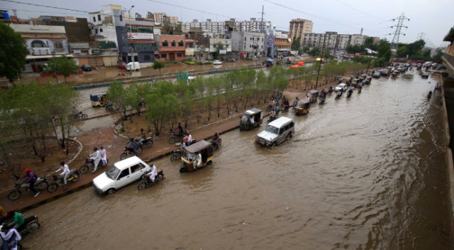Pakistan&#039;da şiddetli yağış! 4 ölü var