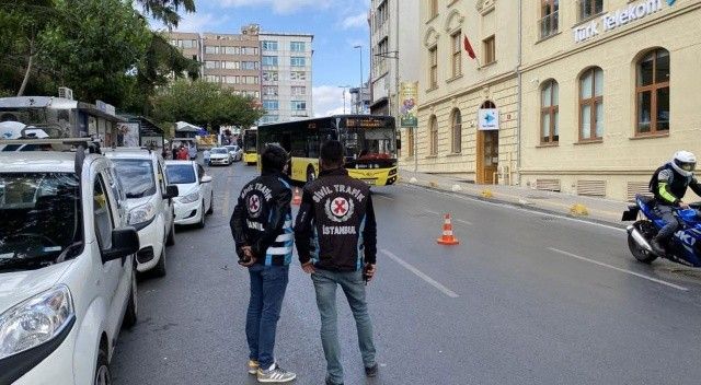 Sivil trafik polisleri Kadıköy’de taksi denetimi yaptı