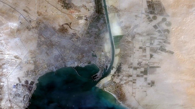 Süveyş Kanalı&#039;nda bir gemi karaya oturdu