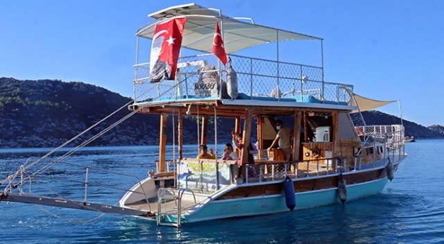 Turistleri kıskandıracak yolculuk: Her sabah tekneyle okullarına ulaşıyorlar
