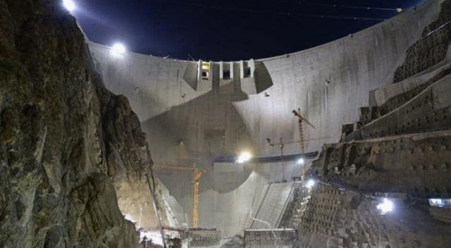 Türkiye&#039;nin en yüksek barajında çalışmalara devam ediliyor