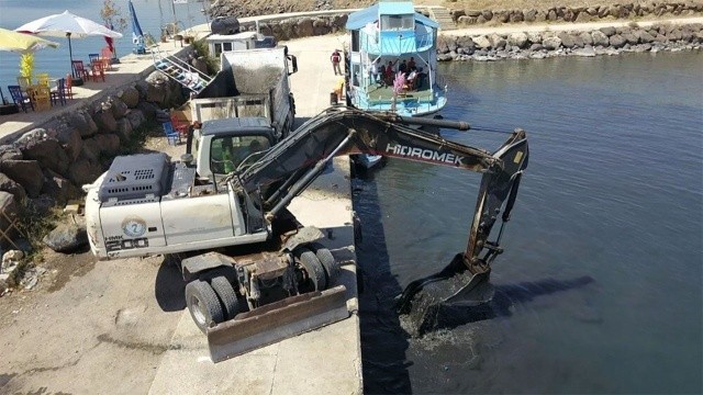 Van Gölü&#039;nde kuraklığın geldiği nokta: İş makineleri tekneler için yol açtı
