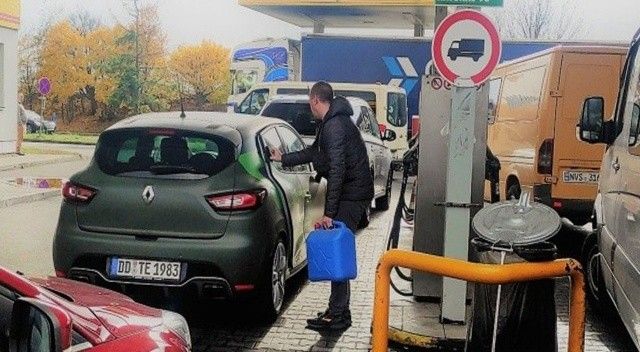 Almanlar ucuz benzin için Çekya&#039;ya gidiyor