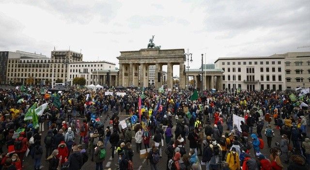 Almanya&#039;da iklim değişikliğine dikkat çekmek için gösteriler yapıldı