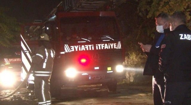 Avcılar’da metruk bina alev alev yandı