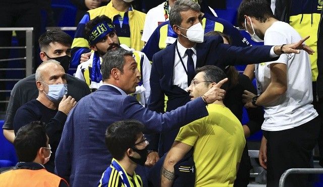 Barcelona mağlubiyeti sonrası Ali Koç ile taraftar arasında gerginlik