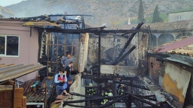 Bir evde başlayan yangın, 2 eve daha sıçradı: Bir kişi öldü