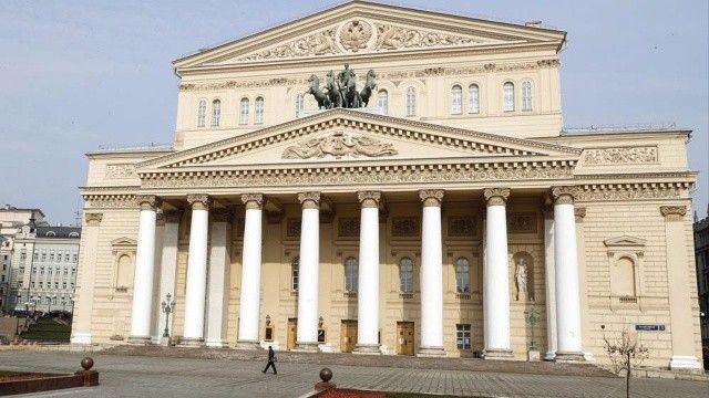 Bolşoy Tiyatrosu’nda feci kaza: Dekor sanatçının üstüne düştü