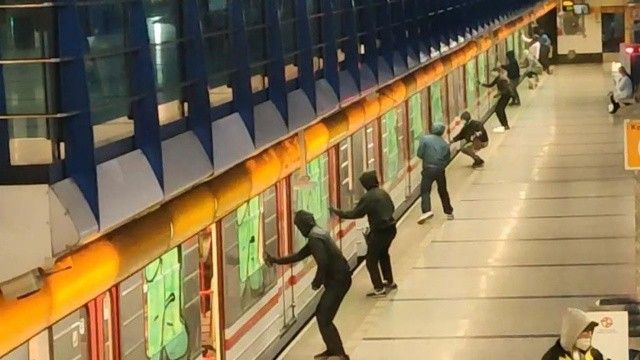 Çekya&#039;da bir grup maskeli şahıs metroyu boyadı