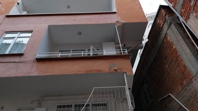 Eve balkondan girmek isteyen çocuk 2 kattan düştü