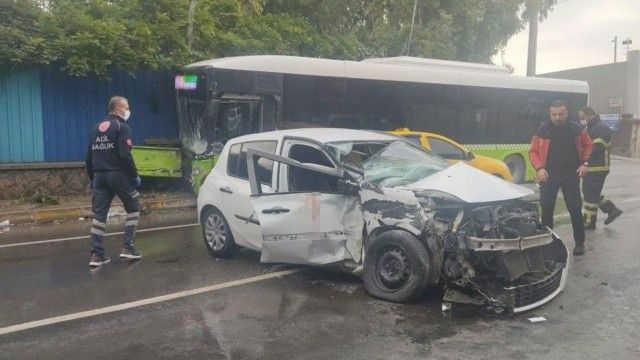 Feci kaza: Belediye otobüsü ile otomobil çarpıştı, 1 kadın öldü