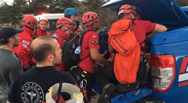 Fethiye&#039;de kayalıklara düşen yamaç paraşütü pilotu kurtarıldı