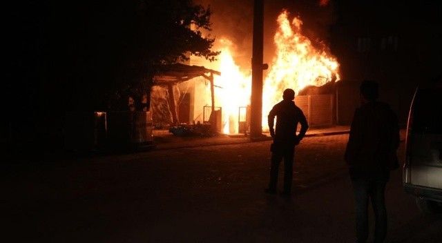 Garajda yangın çıktı, alevler evi sardı