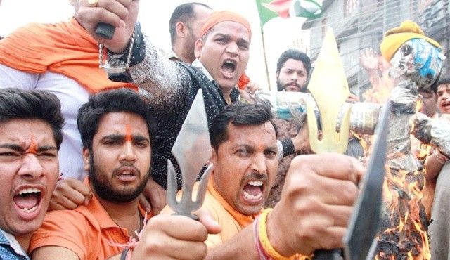 Hindistan&#039;da turuncu tahrik: 16 camiye saldırdılar