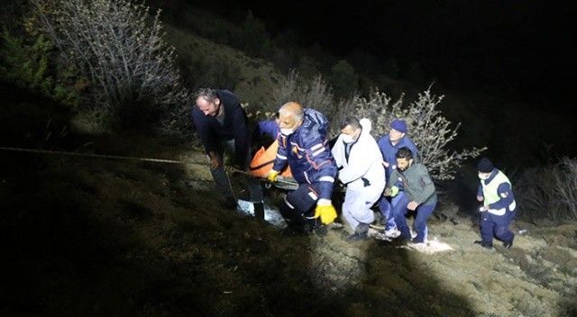 Kamyonet 100 metrelik uçurumdan yuvarlandı! 2 kişi öldü 1 kişi yaralandı