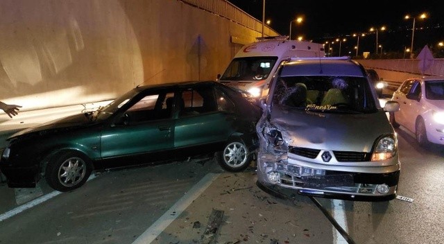 Kapısı açılan otomobil kazaya sebep oldu: Yaralılar var