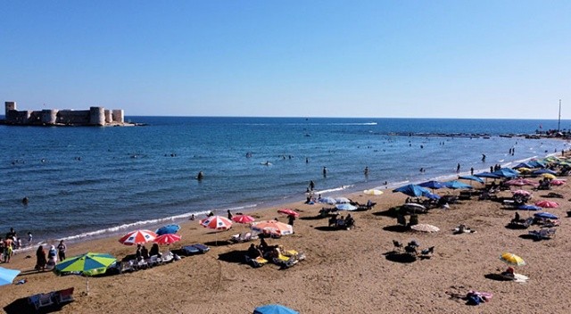Kızkalesi’nde hava sıcaklığı 33 dereceyi buldu! Tatilciler sahillere akın etti