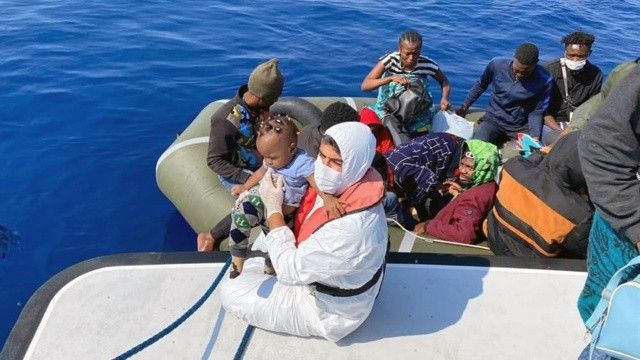 Muğla’da Türk kara sularına itilen 131 göçmen kurtarıldı
