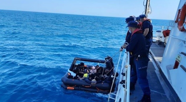 Türk kara sularına itilen 22 düzensiz göçmen kurtarıldı