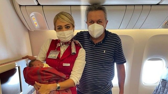 Uçakta doğum yaptıran Türk cerrah ABD basınında