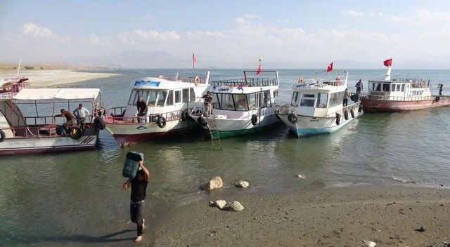 Van Gölü’ne kuraklık: Liman içerisindeki tekneler kullanılamaz hale geldi