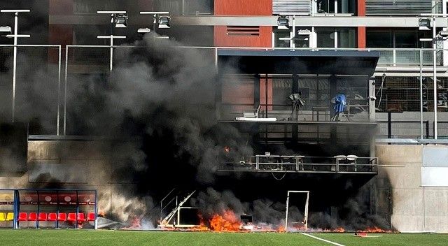 VAR monitörü patladı! Andorra-İngiltere maçı öncesi statta yangın çıktı