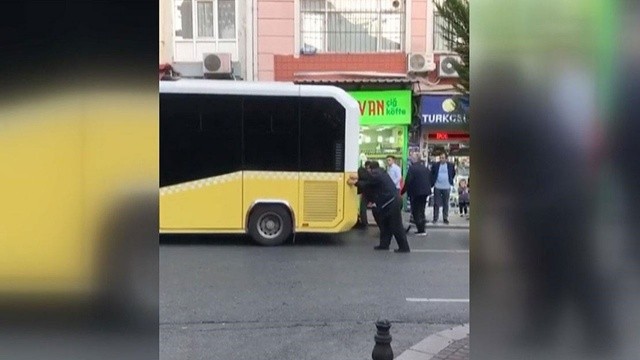 Yine arıza, yine İBB: Fatih&#039;te İETT otobüsü vatandaşlar tarafından itildi