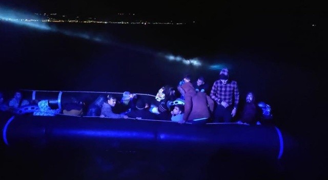 Yunan Sahil Güvenliği 27 göçmeni Türk karasularına itti