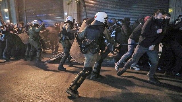 Yunanistan&#039;da halk, hırsızları vuran polise karşı ayaklandı