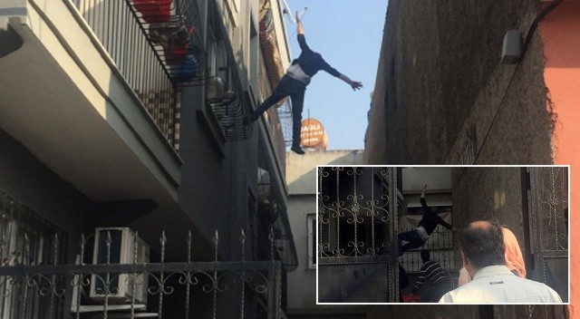 Adana’da evin çatısından atlayan genç, yardımına koşan komşusunun üzerine düştü