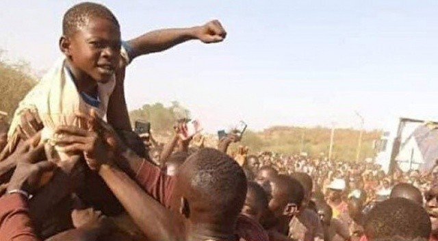 Afrikalı çocuk Fransız İHA’sını sapanla etkisiz hale getirdi: Kahraman ilan edildi