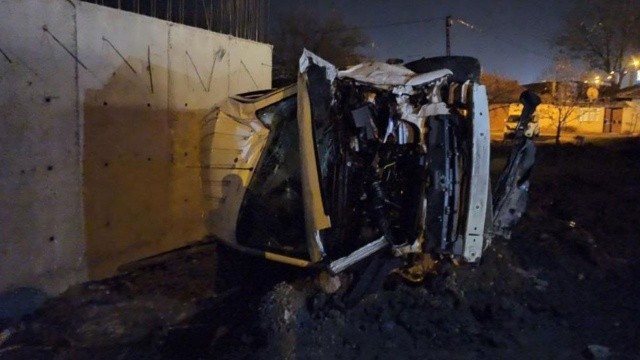 Araç inşaat temeline uçtu: Anne ve 2 çocuğu yaralandı
