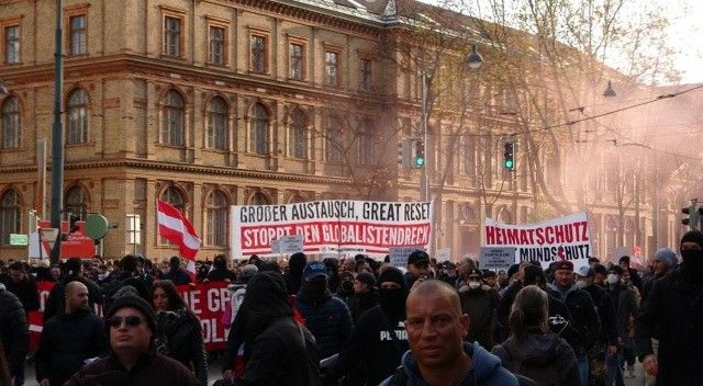 Avusturya’da sokağa çıkma yasağı protesto edildi!