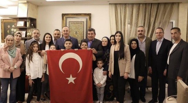 Bakan Çavuşoğlu, Beyrut’taki Türk vatandaşları ile bir araya geldi
