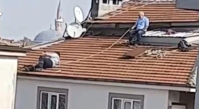 Bursa’da yatarak çatı tamiri yaptılar: Tedbirsizlikleriyle pes dedirttiler