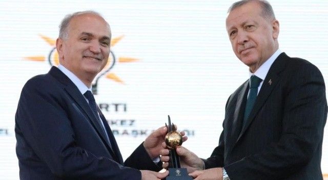 Cumhurbaşkanı Erdoğan&#039;dan Başkan Özlü&#039;ye ödül