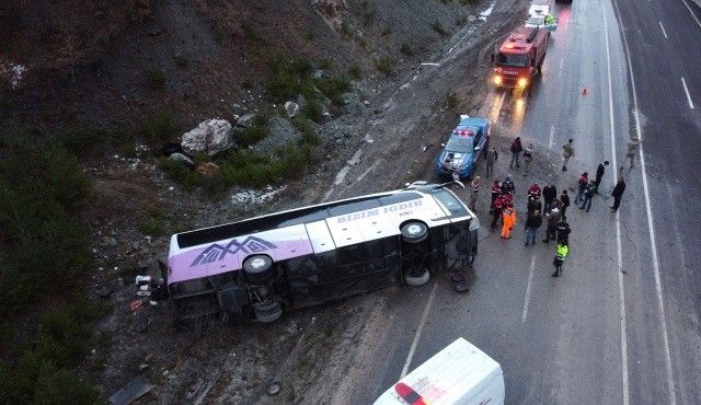 Erzincan&#039;da yolcu otobüsü devrildi: 24 yaralı