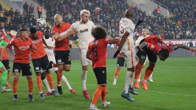 Galatasaray deplasmandan 1 puanla döndü: Aslan kan kaybetmeye devam ediyor