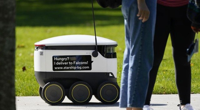 Gıda teslimi robotları kaldırımlarda geziniyor