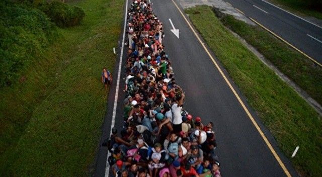 Her yolu deniyorlar: Göçmenlerin ABD&#039;ye ulaşmak için yürüyüşü devam ediyor