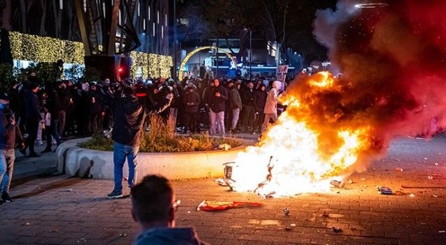 Hollanda&#039;da alınan kısıtlama kararları halkı sokağa döktü: Araçlar ateşe verildi