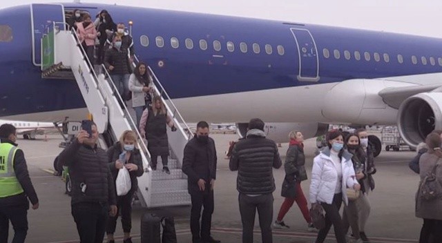 Kapadokya Havalimanı&#039;na gelen Moldovalı turistler karanfille karşılandı