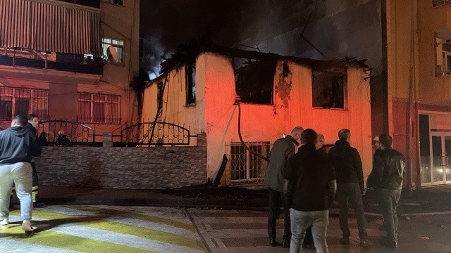 Kocaeli&#039;nde ev yangını: 1 ölü