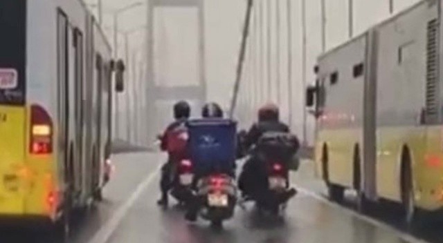 Köprüden geçemeyen motosikletlilere yardım eden metrobüsler rüzgara karşı duvar oldu