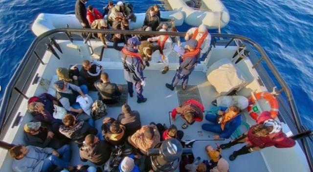 Lastik bot denizde sürüklendi, sahil güvenlik kurtardı