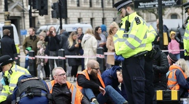 Londra&#039;da çevreci aktivistler parlamentoya giden yolları kapattı