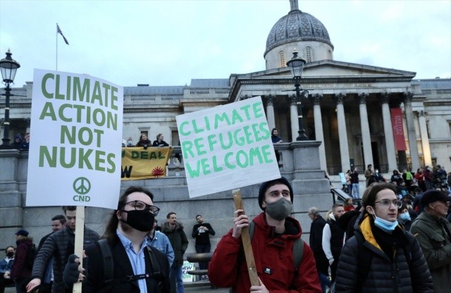 Londra&#039;da on binlerce kişi iklim için yürüdü