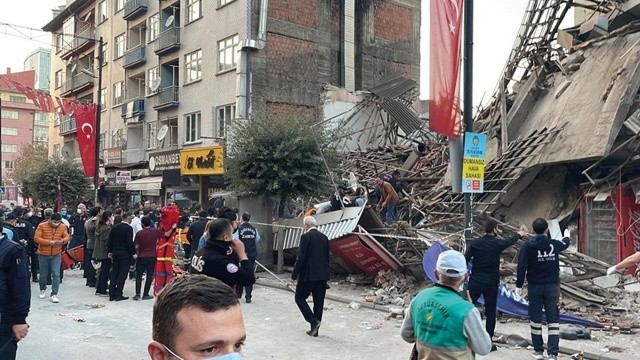 Malatya&#039;da bina çöktü: 13 kişi kurtarıldı