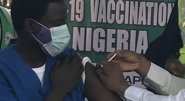 Nijerya&#039;da Kovid-19 aşısı olmayan kamu çalışanı iş yerine alınmayacak